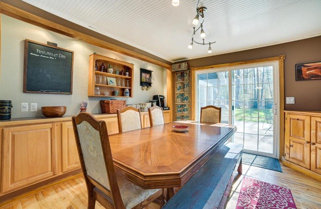 Roscommon Vacation Rental about 1 Mi to Higgins Lake!