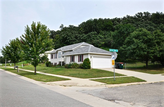 Rose House-Spacious 4 Bdrm- 2 bath house -4 Miles from Mayo Clinic-St.Mary's