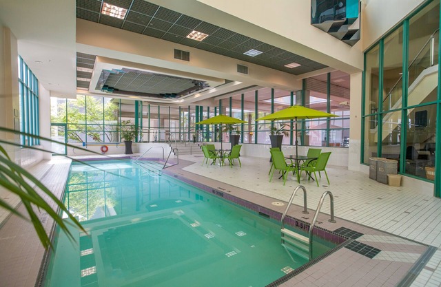 Rosedale On Robson Suite Hotel