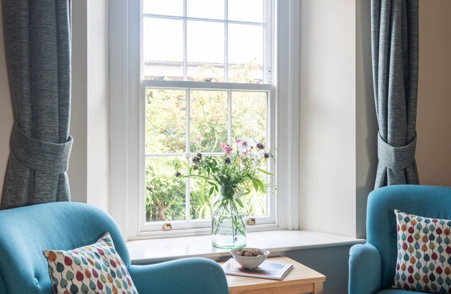 Rosehip Cottage - a cottage that sleeps 6 guests in 3 bedrooms