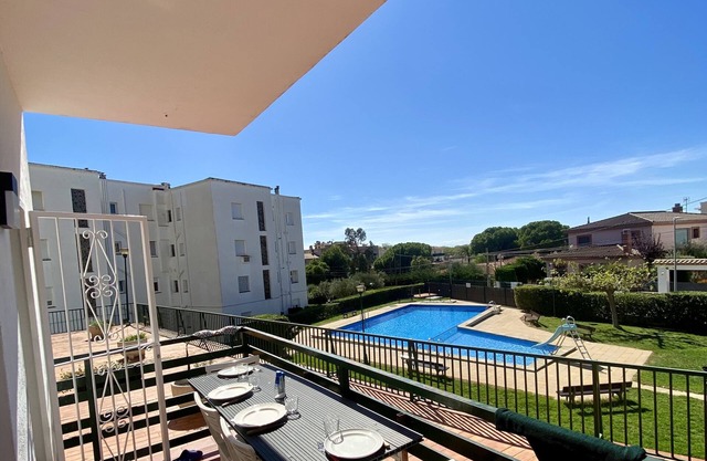 ROSES - Pleasant 4-person apartment just a 15-minute walk from the beach!