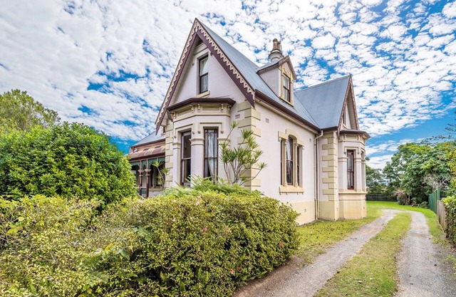 Rosslyn, 1889 heritage home with 5 Bedrooms and authentic furnishings