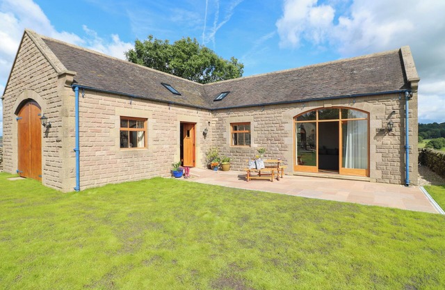 ROWTOR, family friendly, character holiday cottage in Birchover