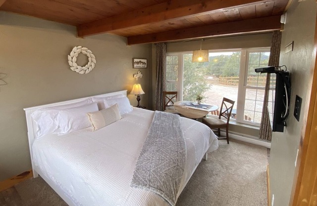 Rowynn's Retreat is a cozy quiet cabin