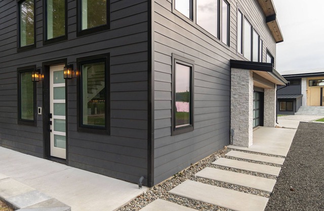 Royal Beacon: Tranquil Waterfront Retreat