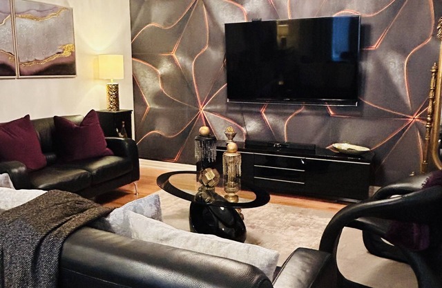 Royal Nest - Kick back and relax in this calm, stylish space !
