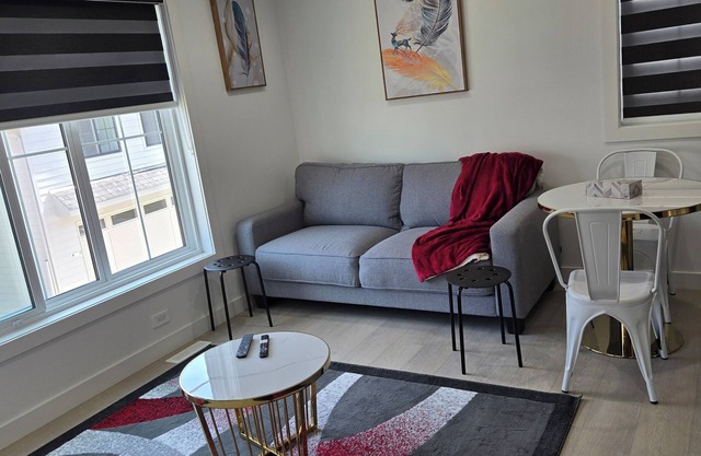 Royal Palace-2Bedrooms Garage Guest Suite Near Airport