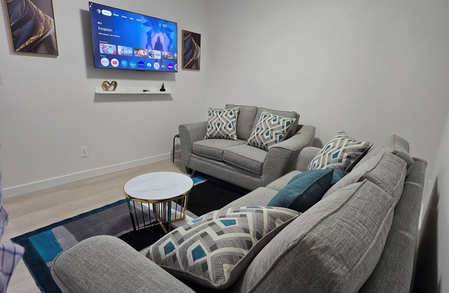 Royal Palace-3Bedrooms Basement Guest Suite Near Airport