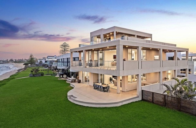 Royal Retreat: Luxury Beachfront View