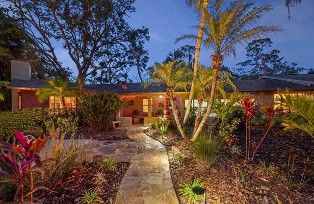 ROYS PLACE Romantic/Private Near Downtown and Beaches. Private Heated Pool!
