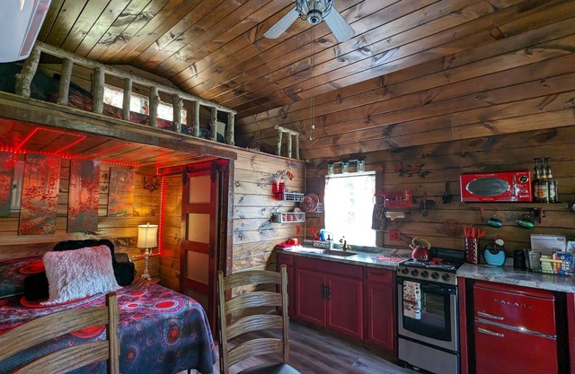 Ruby Ravine- Pretty boutique+rustic cabin in DanielBooneForest, RockcastleRiver!