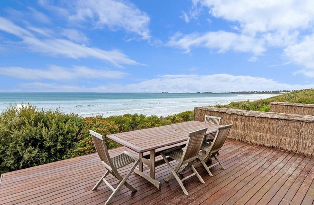 Rubys Beachfront - Absolute Eastern Beach Frontage
