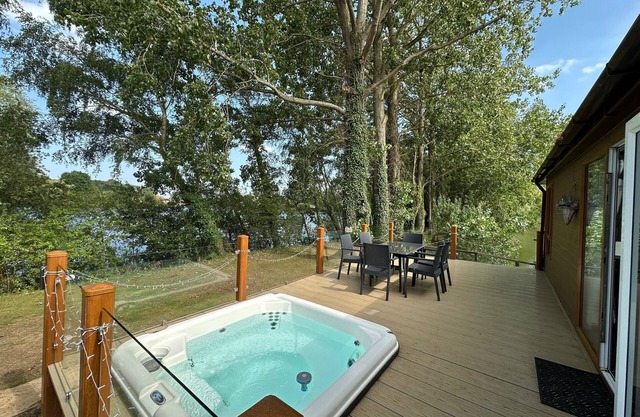 Rudd lake luxury lodge with a private Fishing Peg & hot tub @Tattershall lakes