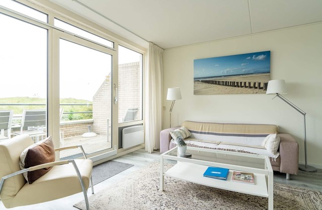 Ruim en Rustig Gelegen Appartement op 300 Meter van Strand, Zee, bos en Duinen