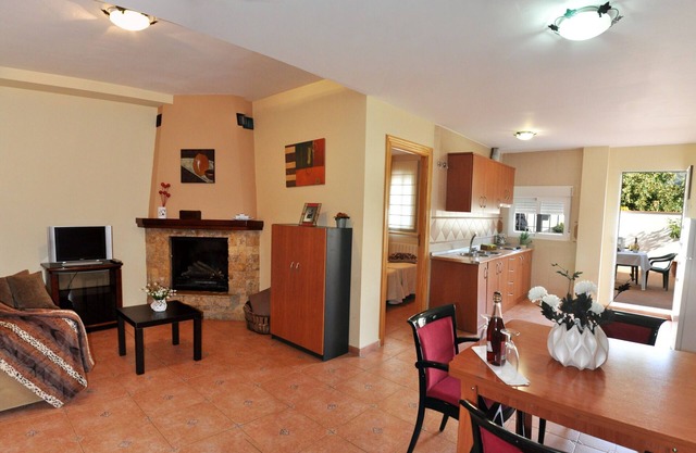 Rural Gitejar apartment with fireplace, next to Sierra Nevada.