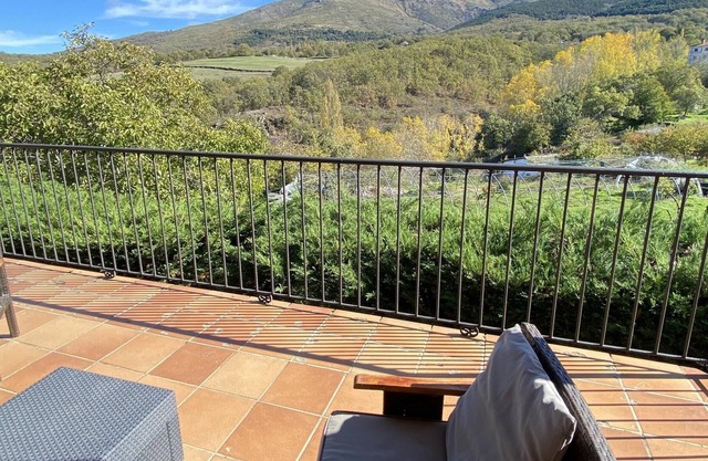 Rural house in Candelario, 5 bedrooms and capacity for 12 people.