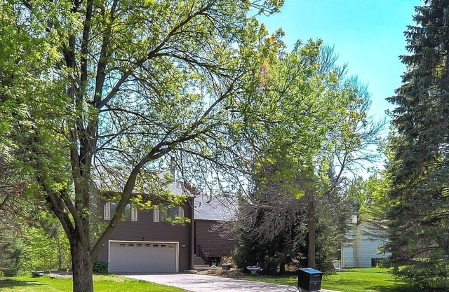 Rural Setting with wildlife viewing, 10 mins to Saint Paul