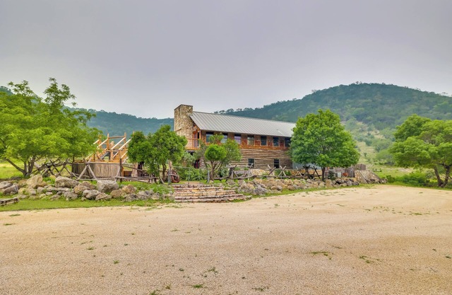 Rural Texas Villa w/Hot Tub - Horses Welcome!
