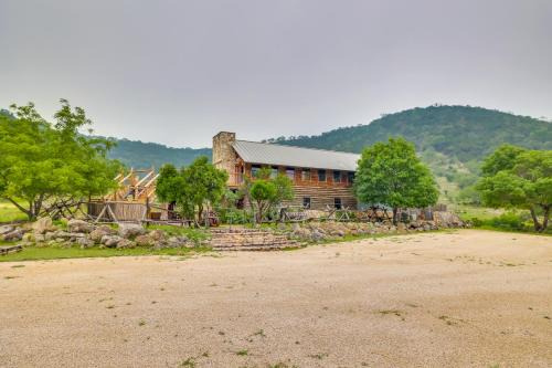 Rural Texas Villa with Hot Tub - Horses Welcome!