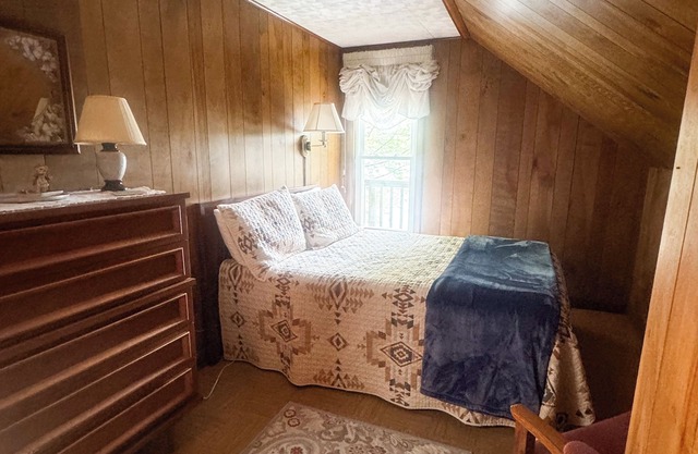 Rust Pond, Wolfeboro NH, Beautiful, Quiet Lakefront Chalet, "Campbellot"