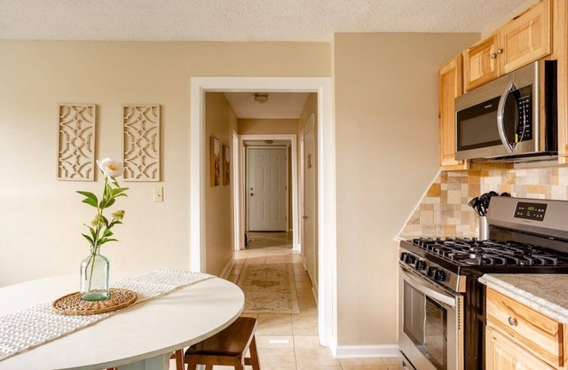 Rustic 2 Story w/Downtown Views & Private Parking