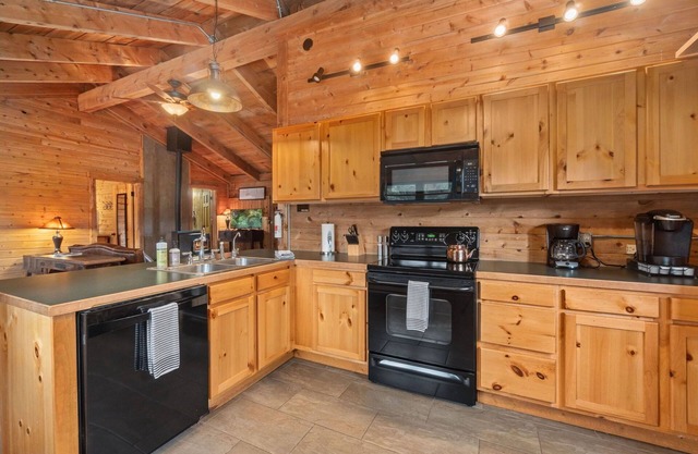 Rustic and Charming Creek-side Cabin in Pleasant Valley, 15 min from Ft. Collins