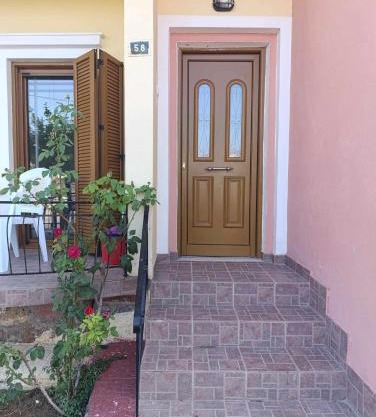 Rustic Bright Appartment near Lefkanti Beach