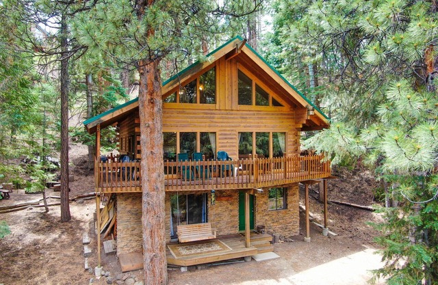 Rustic Cabin 5 min from Lakes. Sleeps 12. Snowmobilers Dream