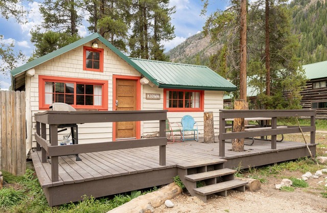 Rustic Cabin in the woods, Pet Friendly, Hiking Trails, Close to Lake Granby!
