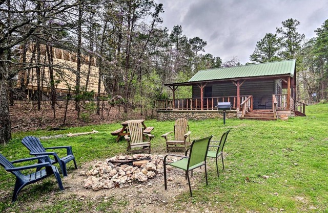 Rustic Cabin with Hot Tub Near Broken Bow Lake!