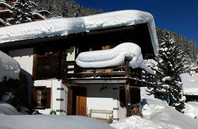 Rustic chalet with tasteful furnishings. Fantastic view. 500m to the gondola.