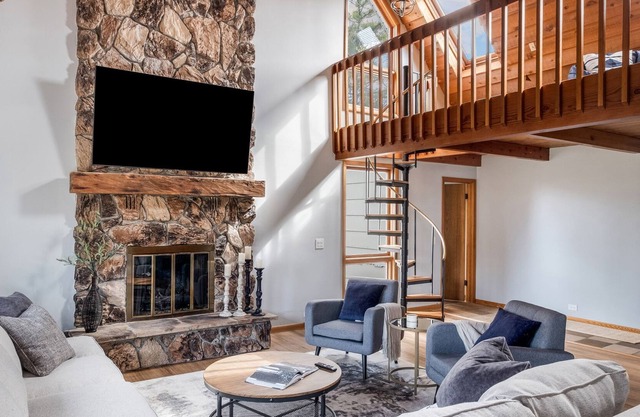 Rustic Charm 4 BD/2.5 BA w/ Loft