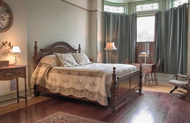 Rustic Charm/King Bed + Roku/Private Bath