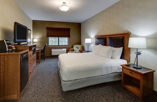 Rustic Charm Meets Modern Comfort: Cozy Lodge in Downtown Sioux City