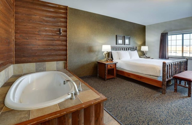 Rustic Charm Meets Modern Comfort: Cozy Lodge in Downtown Sioux City