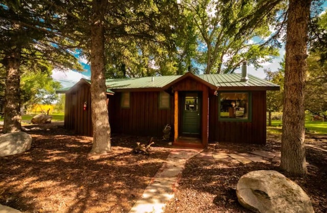 Rustic Charm: Yellowstone Cabin Hot tub