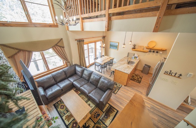 Rustic & Cozy Cabin that's Ideal for Summertime!