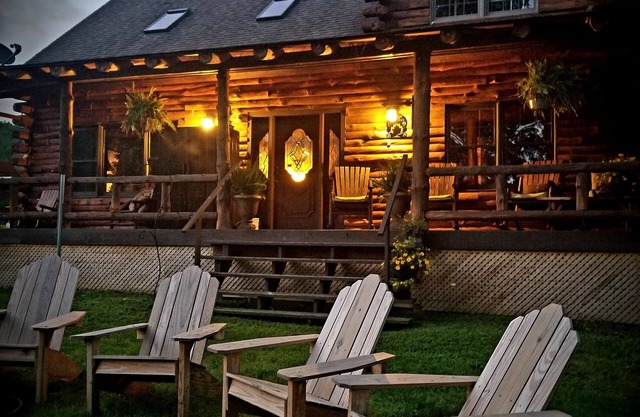 Rustic & Cozy Log Cabin in beautiful countryside with exceptional amenities!