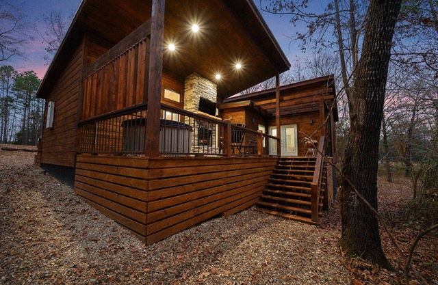 Rustic Diamond has Secluded back deck & Jetted walk in shower! EPIC & Sleeps 5
