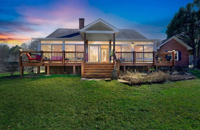 Rustic Elegance: Farmhouse Retreat in Covington by RedAwning