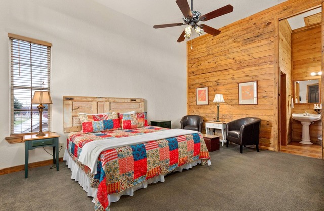 Rustic Elegance with King Size Comfort – Charming Suite with Shared Pool, Covered Porch & Lawn Views