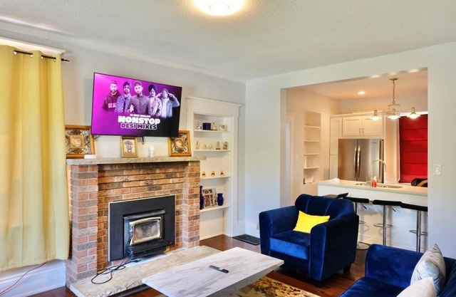 Rustic Farmhouse Oasis Near Downtown Guelph, Surrounded by Nature