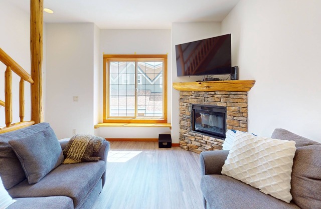Rustic haven w/dog & family-friendly layout w/private hot tub - walk to dining