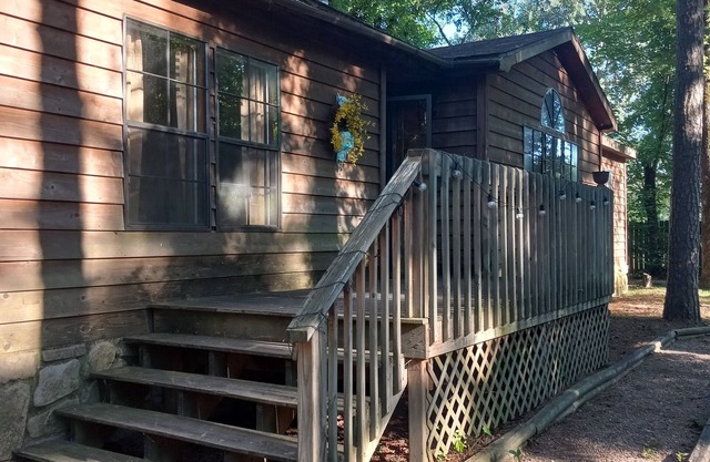 Rustic Hide Away House near Petit Jean State Park!