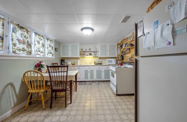 Rustic Hideaway 1-bedroom apartment in Central Idaho Falls, with WiFi
