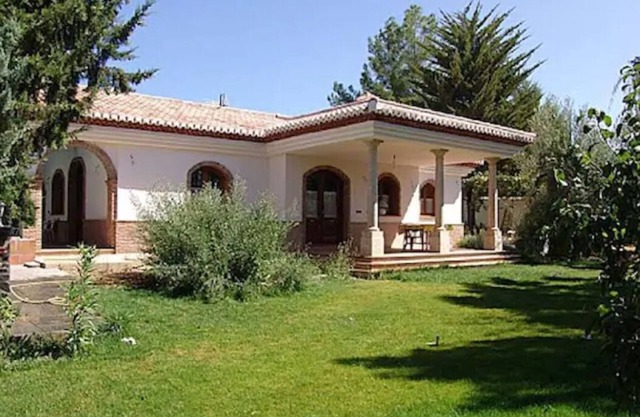 Rustic house next to Granada. Charm and nature