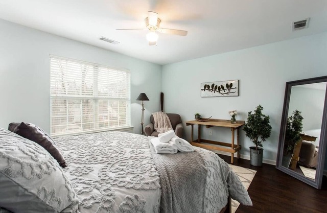 Rustic-Industrial Vibe/MARTA/Good Eats/Sleeps 6