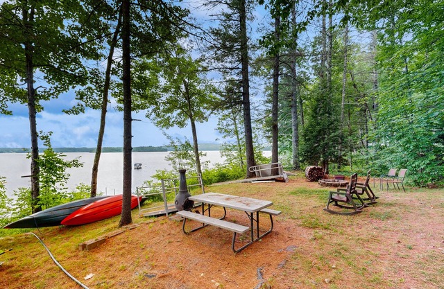 Rustic lakefront cabin w/gas grill, firepit, kayaks, one canoe, A/C - 2 dogs OK