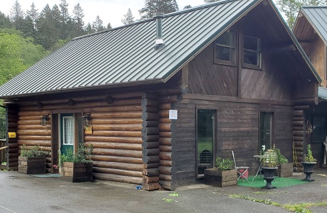 Rustic Lodge - Evergreen Cabin in the Mountains of Brookings
