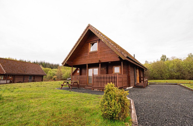 Rustic Lodge retreat with Hot Tub, Sleeps 6
